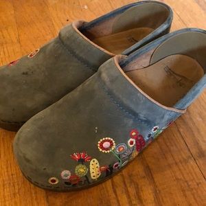 Vintage Dansko size 37. light blue suede with embroidered flowers